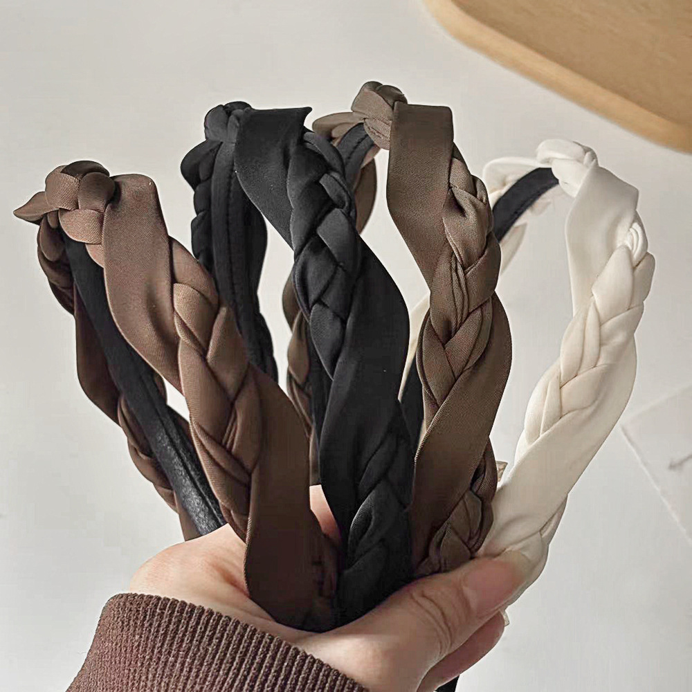 The cold and elegant braided hairband is a simple solid-color headband made of woven fabric for women. It is versatile and anti-slip. The Korean-style hairpin adds a touch of charm to your hair pic 3