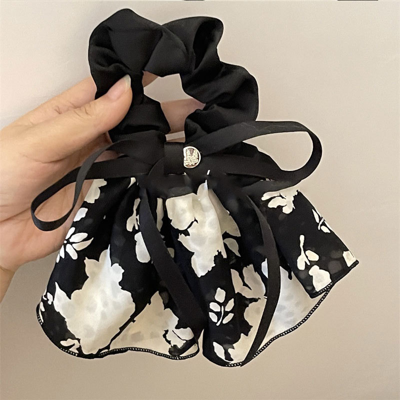 A new retro and high-end hair tie for women with a French elegant flower ribbon bow and large colon hair band. It is a gentle headwear pic 6