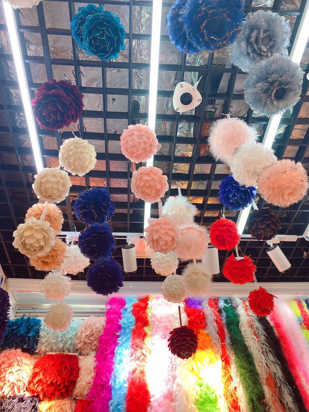 Factory wholesale of colorful goose feathers, Turkey feathers, decorative balls, home lighting fixtures, DIY handcrafted decorative pendants pic 2