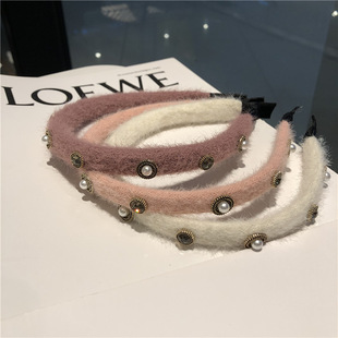 The elegant water diamond and pearl hair band is a versatile and sweet headwear for girls. It features a simple and elegant hairpin mesh and a red outlet pressure headband pic 1
