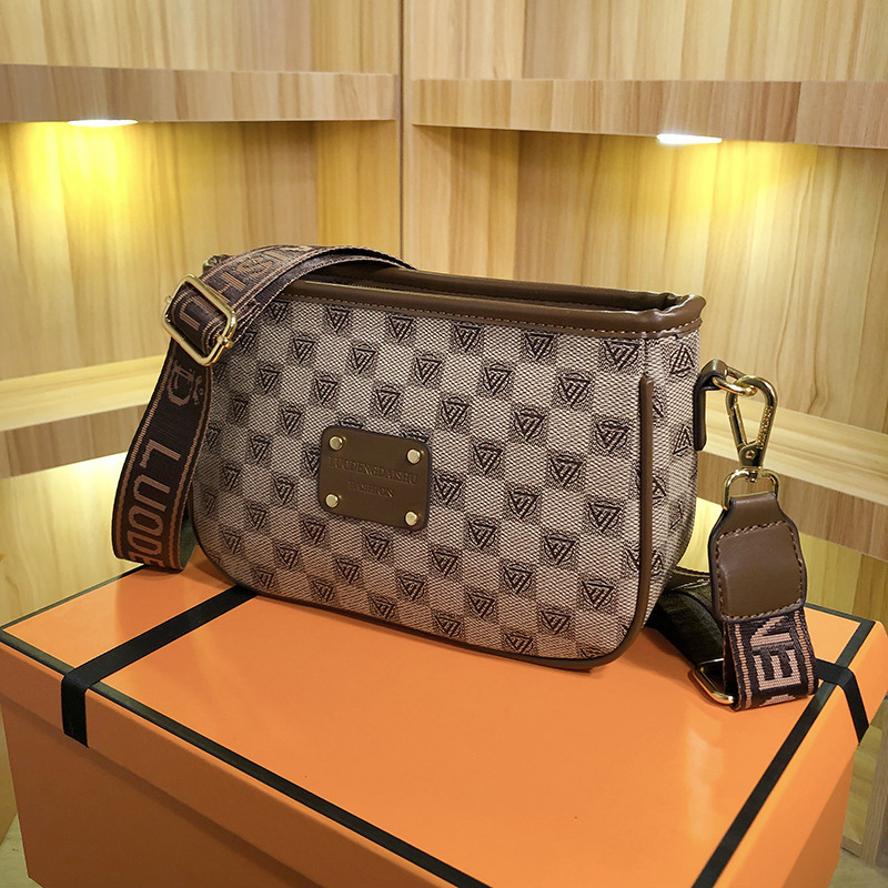 时尚宽肩带女包2023新款百搭字母印花潮流腋下包高级感气质单肩包详情1