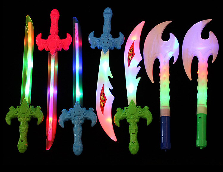 小号发光玩具刀剑 仿真弯月战斗发光斧头 地摊发光玩具热卖批发详情17