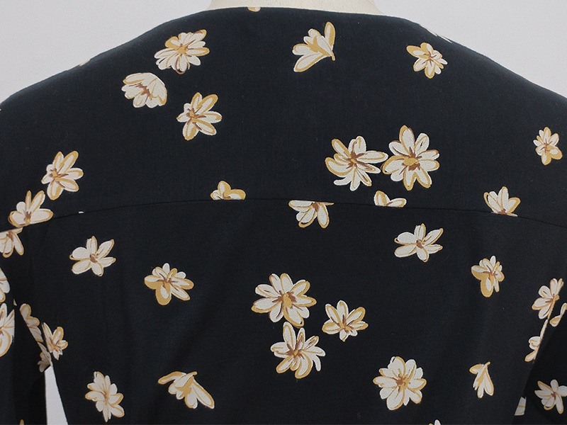 黑底印花小雏菊碎花连衣裙女夏季新款法式V领显瘦性感气质开叉裙详情10