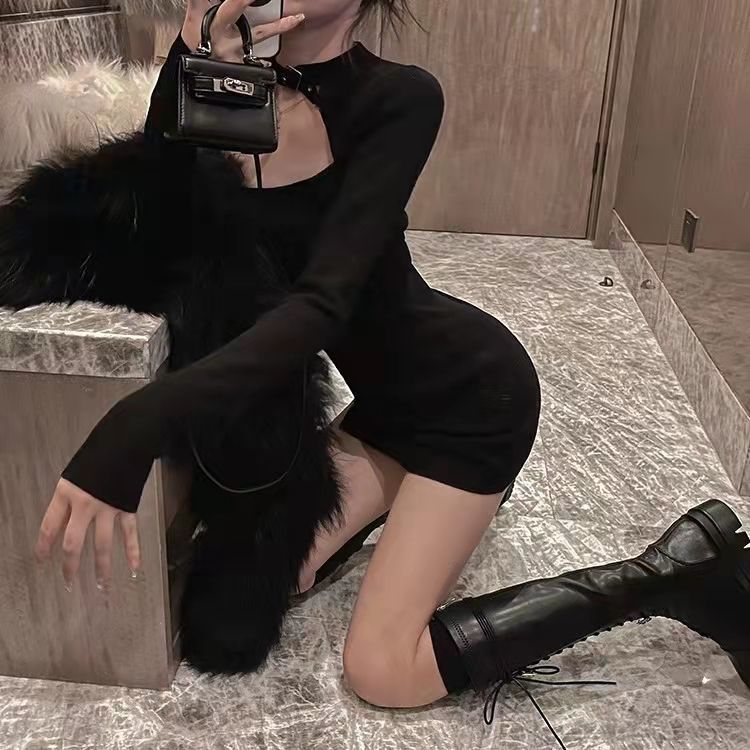 Black halter-neck, form-fitting and elegant dress for women in autumn. Petite, sexy and hot girl. Long-sleeved, waist-cinching, slit and hip-hugging dress pic 6