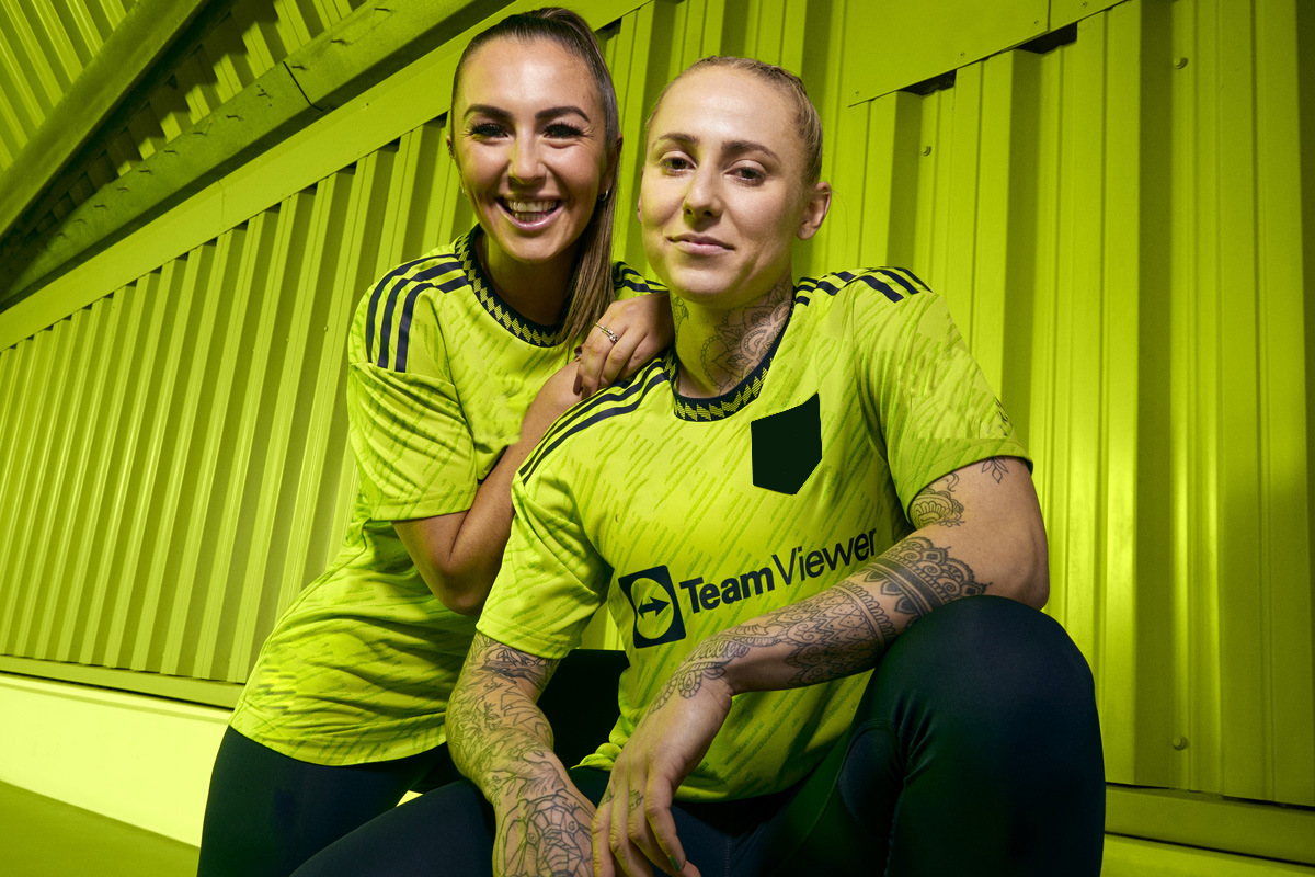 The man fluorescent green MAN L football jersey is the brand-new second away kit for European clubs in the 2022-23 season pic 3