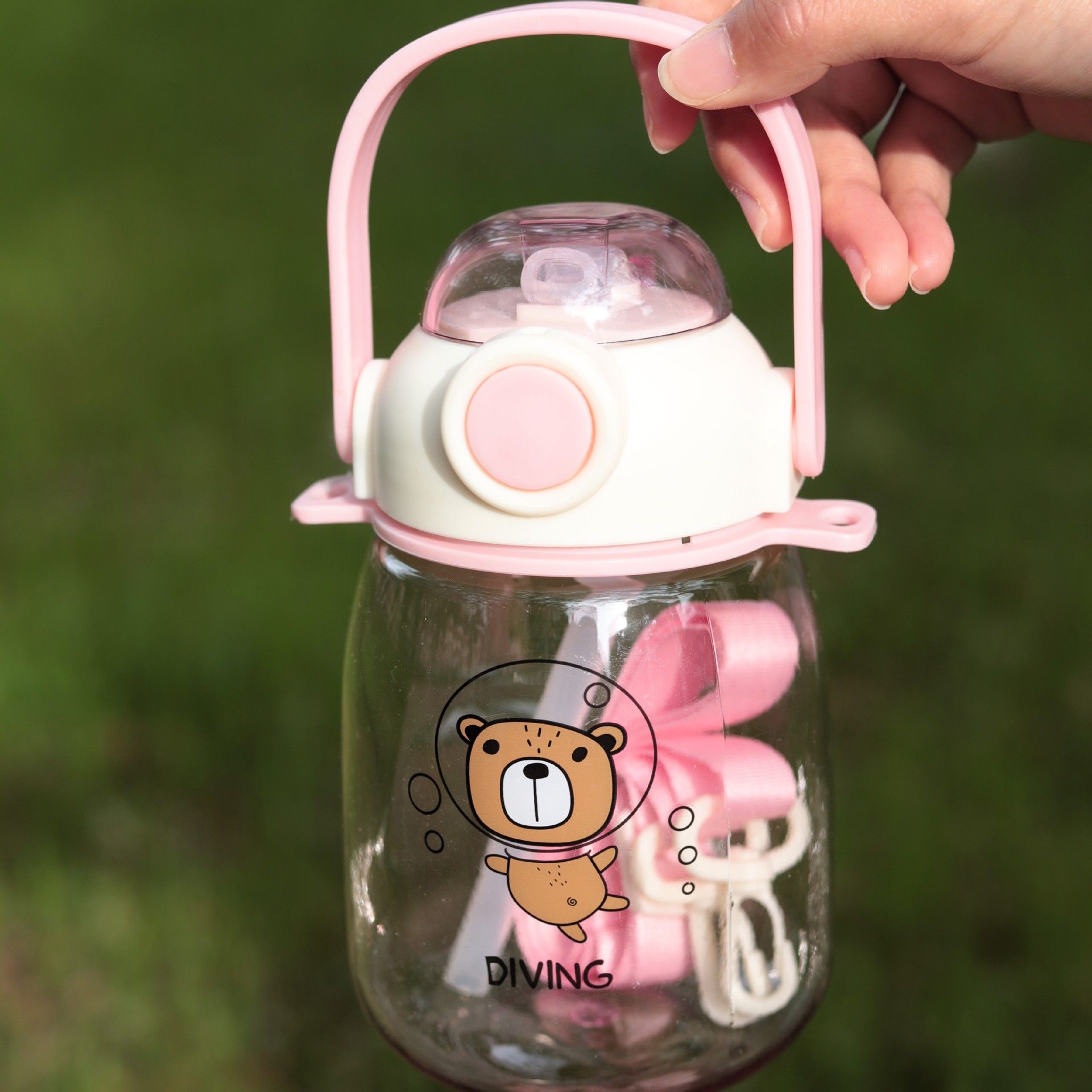 新款夏季儿童学生水杯便携背带高颜值塑料带吸管杯子萌趣可爱水壶详情8
