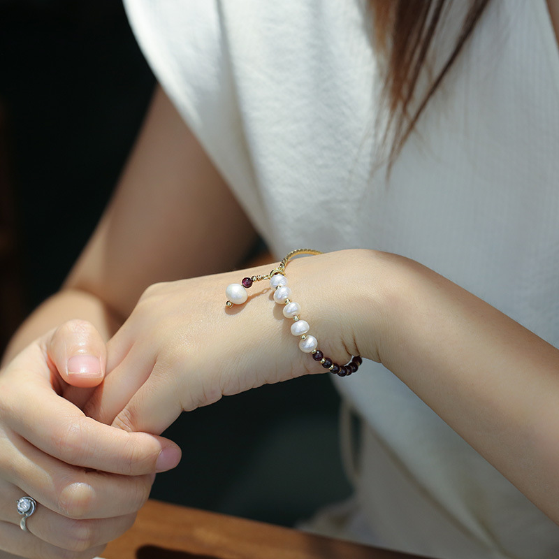 Natural 4MM purple-toothed garnet freshwater pearl bracelet, light luxury and niche design crystal bracelet, elegant jewelry pic 3