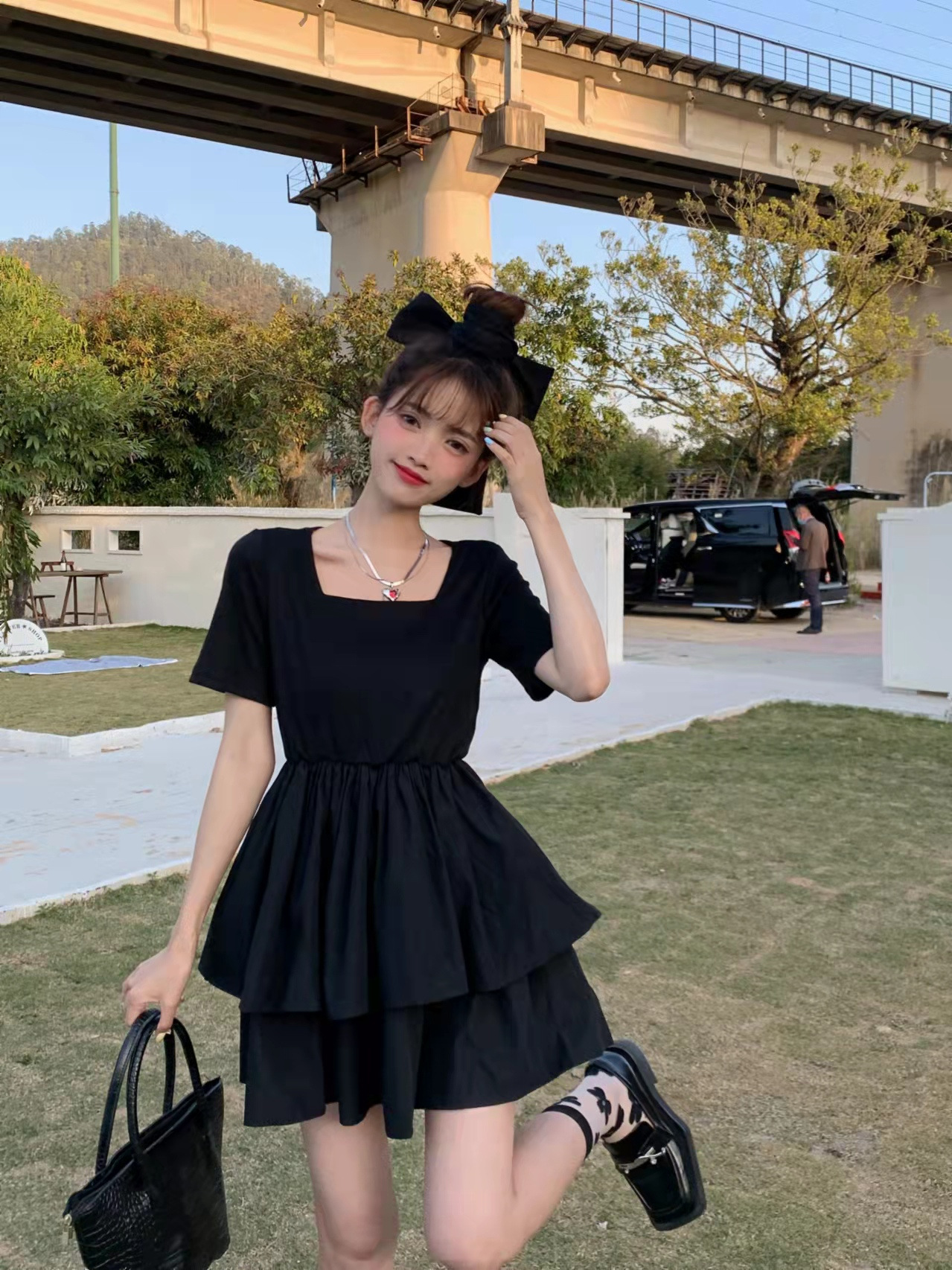 The new summer dress features a French Herben style with a slimming and elegant appearance. It is a trendy short-sleeved pleated dress with a bow tie and a cinched waist pic 8