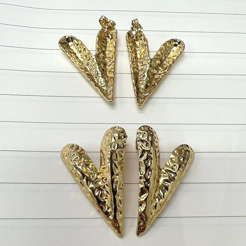 Wholesale of niche accessories such as European and American fashion textured retro heart-shaped stud earrings, copper gold-plated light luxury stainless steel earrings pic 4