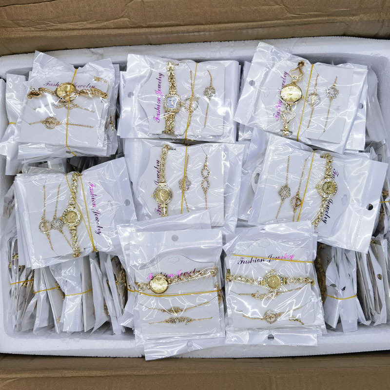 跨境热卖时尚带钻女士表饰品手链3件套礼品套装卡纸装饰手链腕表详情7