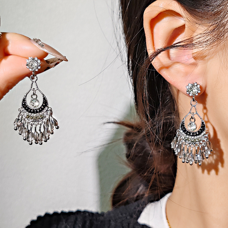 The popular diamond-encrusted gold multi-tassel ear studs from Japan and South Korea exude a fashionable, light luxury and high-end feel. They are versatile floral earrings that exude a feminine charm pic 5