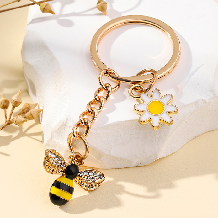 Creative and fresh Daisy metal keychain pendant, cute diamond-encrusted little bee keychain alloy decorative accessory pic 8