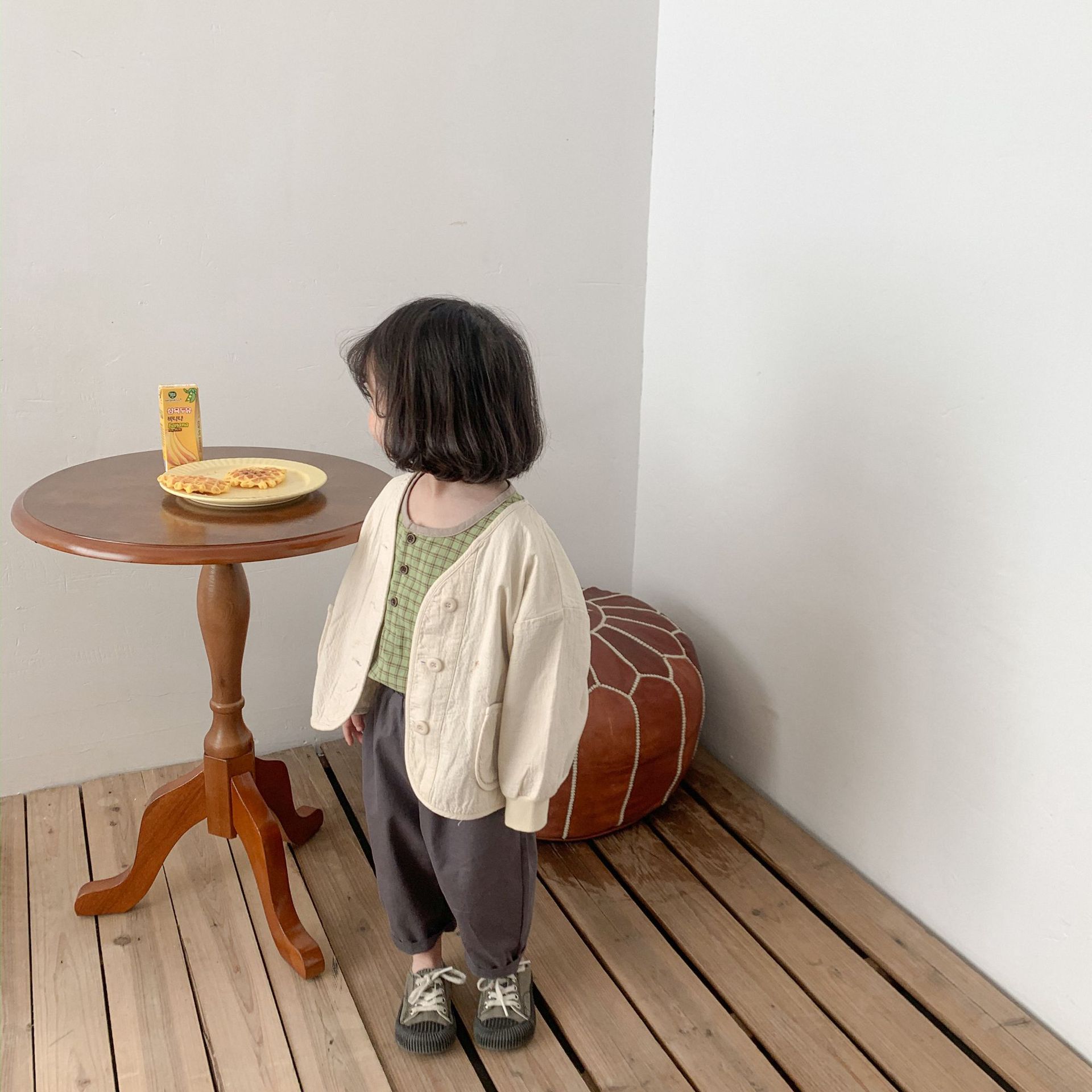 For the Spring and autumn of 2024, solid-color short jackets for children, a literary style for both boys and girls, and a small cardigan with a Japanese style as outerwear are all trendy pic 20