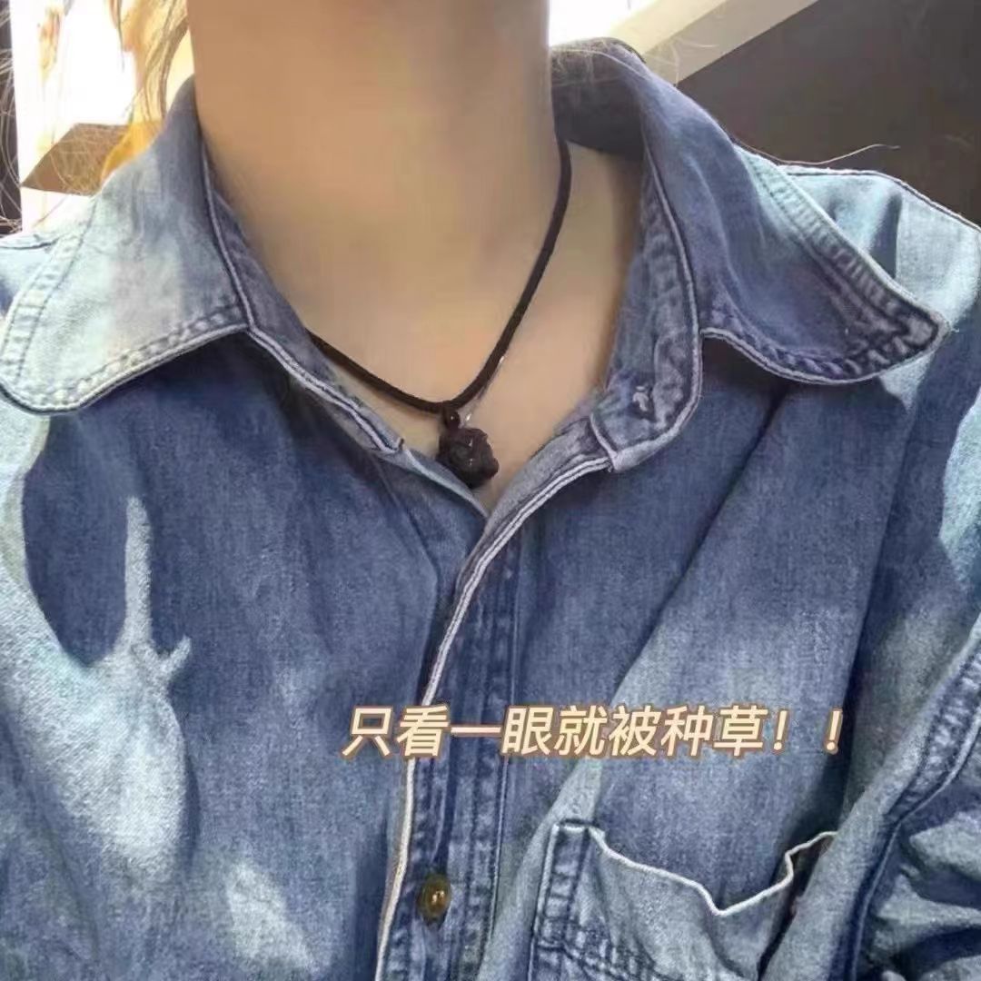 Qingqing Zijin holds a cultural and artistic bracelet that wraps around her fingers in a soft ancient style. This 18-seed prayer bead bracelet is a retro Hanfu accessory pic 3