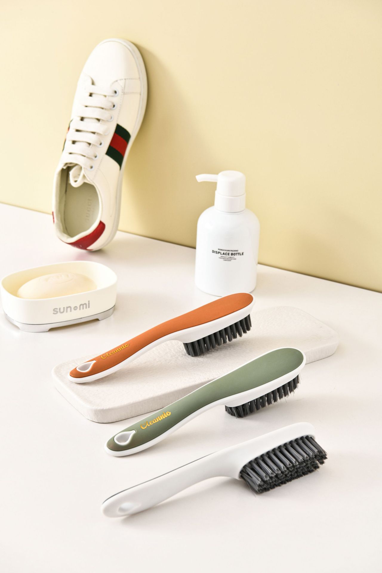 Wholesale household long-handled shoe brushes, hanging plastic shoe cleaning brushes, multi-functional light luxury shoe brushes that do not damage shoes, soft bristle brushes pic 4