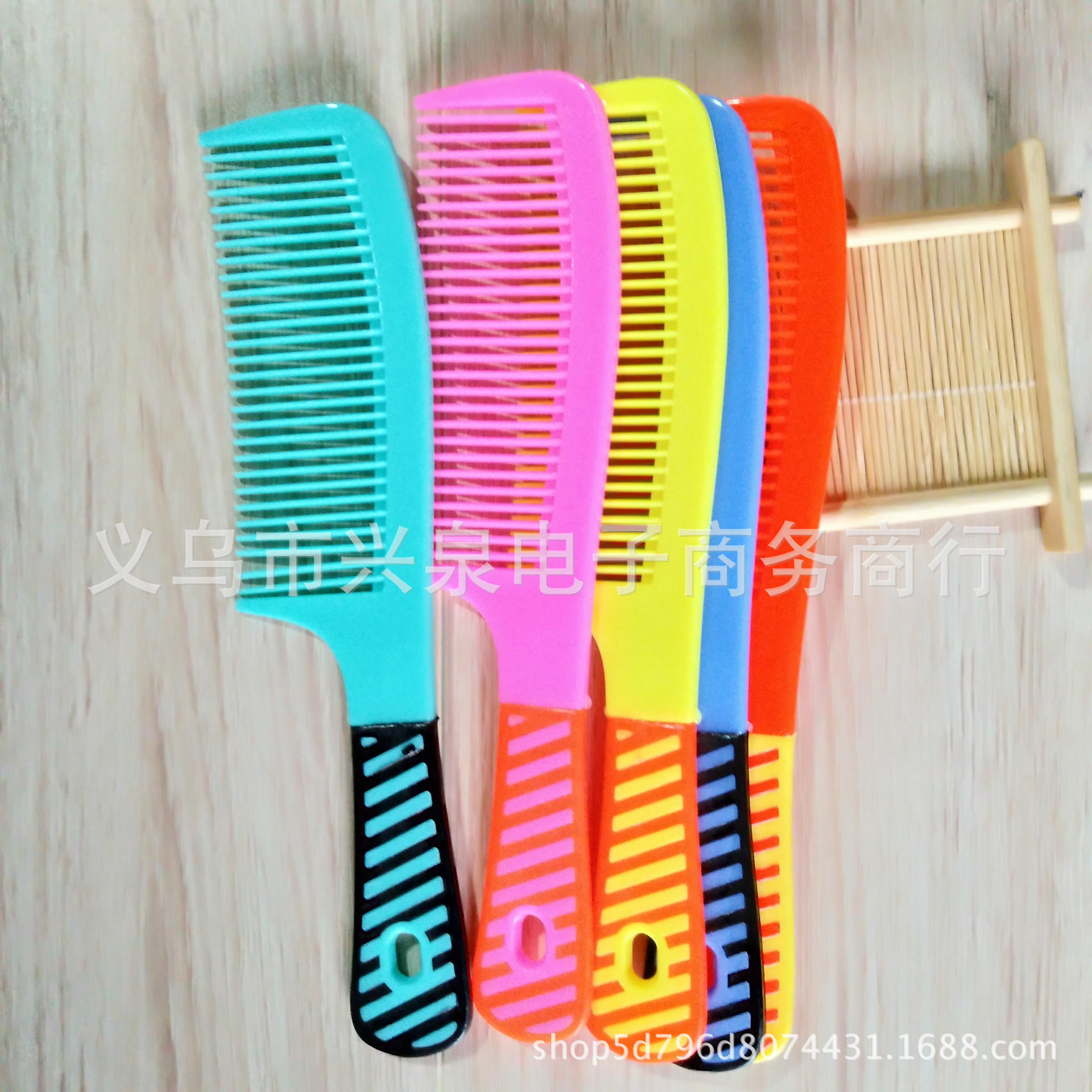 One-yuan hair comb A9, plastic color comb, direct supply of one-yuan daily necessities from comb manufacturer pic 3