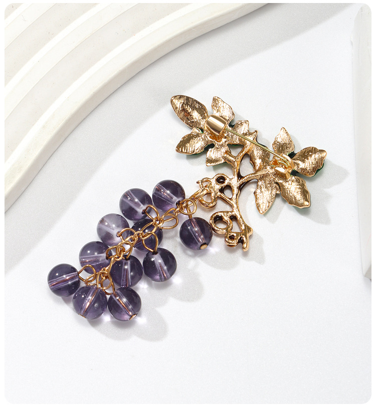 Fashionable and versatile purple grape diamond-encrusted brooch, a niche design with a high-end feel. Fruit and grape string accessory brooch pic 10