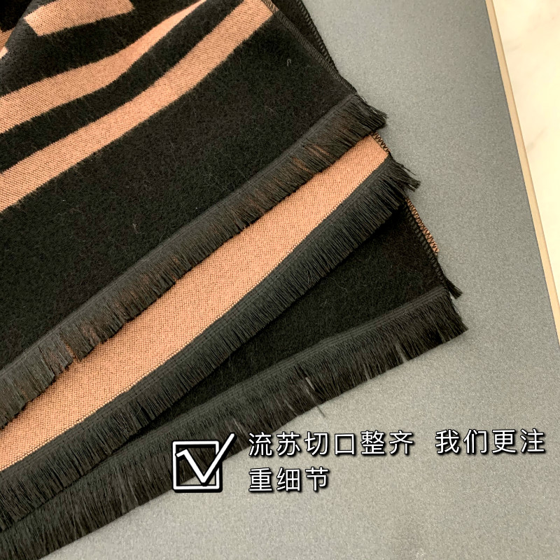 抖音直播爆款仿羊绒字母围巾女冬季大牌保暖百搭披肩韩版双面围脖详情5