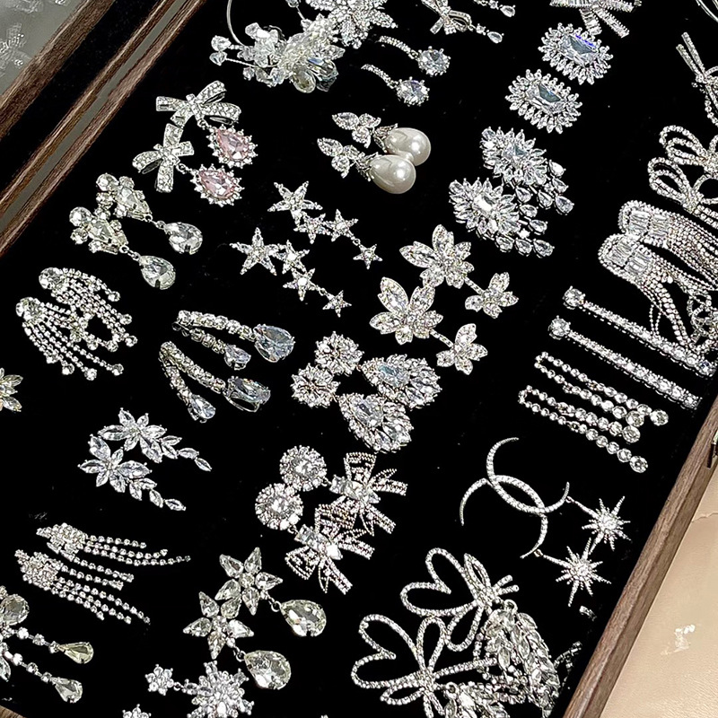 Silver needle diamond-encrusted heart-shaped flower earrings, European and American fashion style, square stud earrings, niche commuting new earrings wholesale pic 2