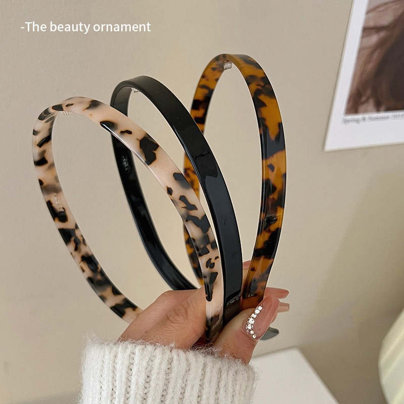 The new polka dot bow headband is a versatile Korean-style pleated hair accessory for women. It features a high top of the head with pressure and ruffled edges. The headwear is simple and elegant pic 2