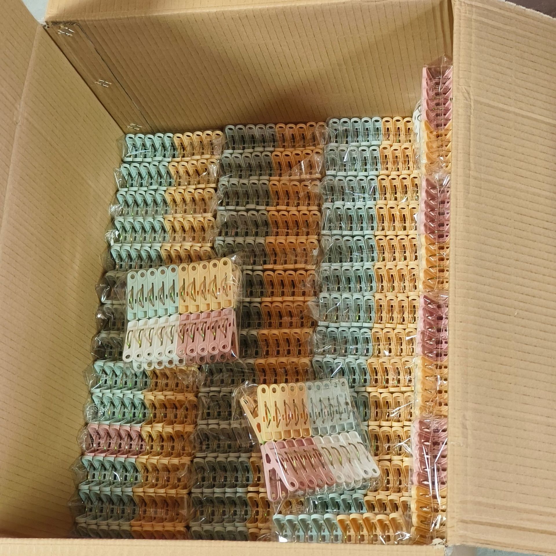 厂家直销强力防风夹四色混搭晾晒夹塑料晾衣夹防滑小夹子零售批发详情2