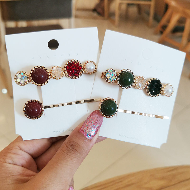 A retro hair clip for a young girl, a one-piece top clip, a simple 2-piece set with water diamonds, side clips, a duckbill clip, a headpiece, and a bangs clip at the back of the head pic 4