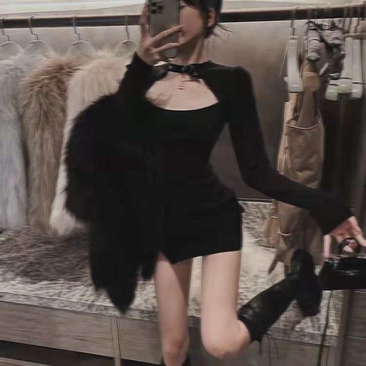 Black halter-neck, form-fitting and elegant dress for women in autumn. Petite, sexy and hot girl. Long-sleeved, waist-cinching, slit and hip-hugging dress pic 3