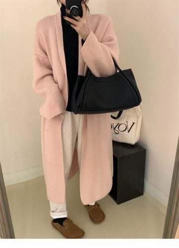 This autumn and winter round-neck leather label candy-colored pullover sweater is a unique Korean style for women, paired with a loose and slimming knitted top pic 4