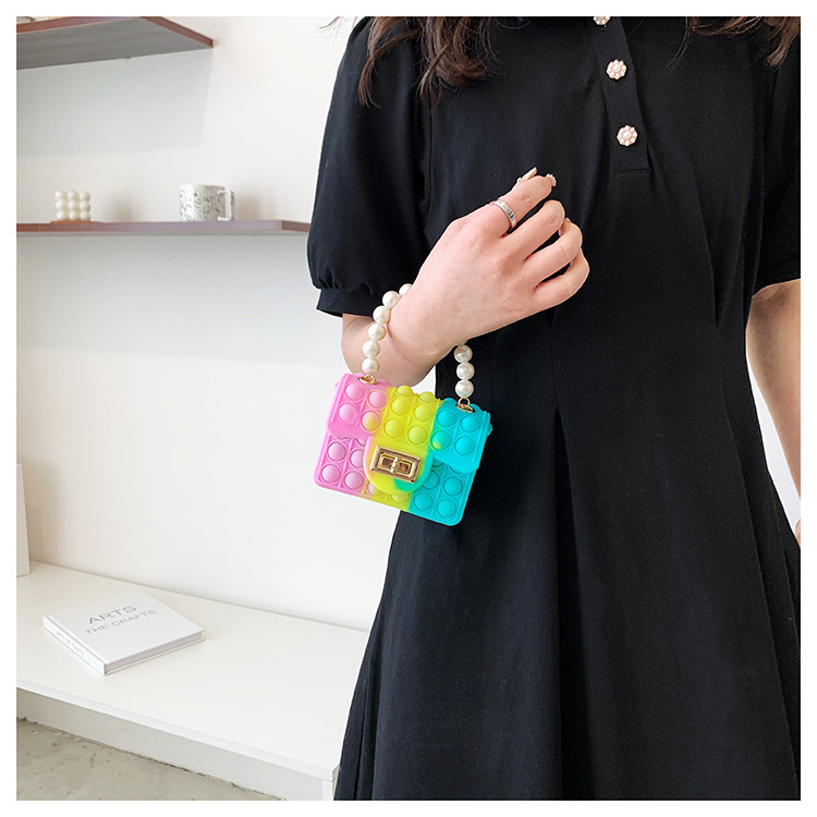 A new silicone bag for women in spring 2022, a trendy and avant-garde rat-killing pearl chain small square bag pic 14