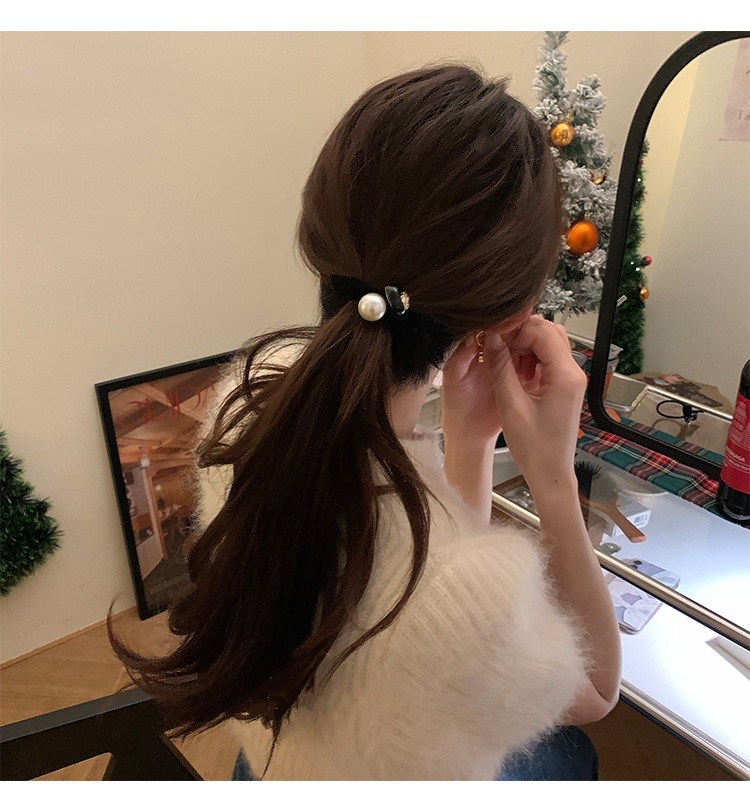 This is a new 2023 stylish and high-end leather band hair accessory for women with a touch of elegance and sophistication pic 3