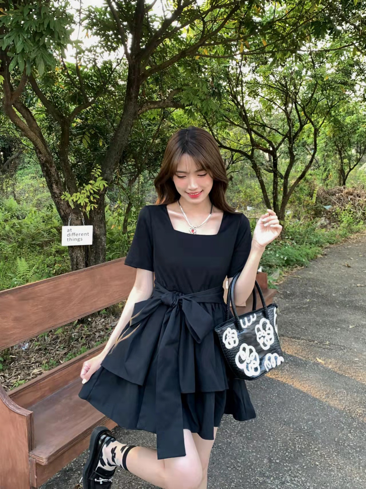 The new summer dress features a French Herben style with a slimming and elegant appearance. It is a trendy short-sleeved pleated dress with a bow tie and a cinched waist pic 2