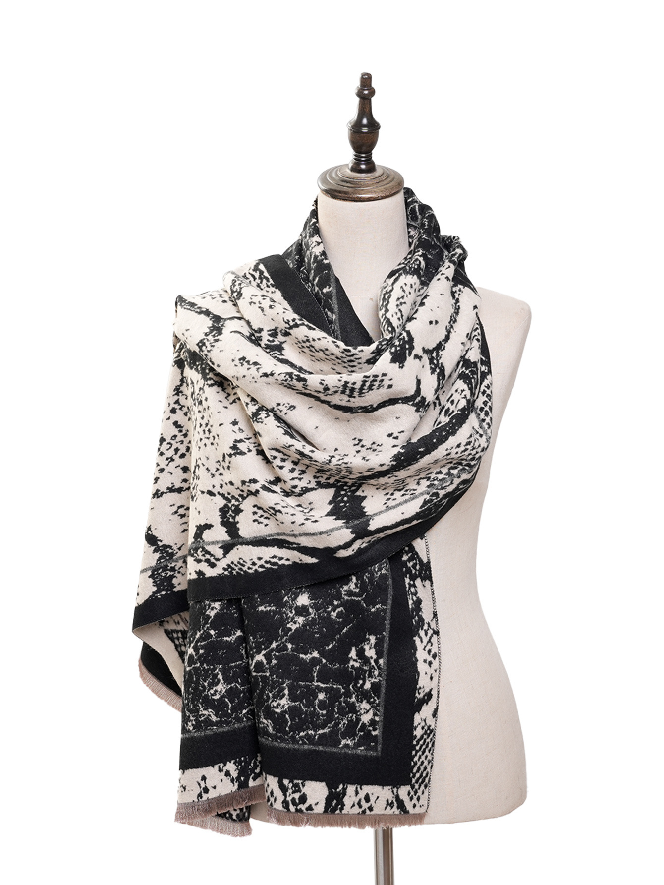 厂家直销文艺复古风仿羊绒蛇纹女围巾秋冬外搭防寒加厚高质量披肩详情2