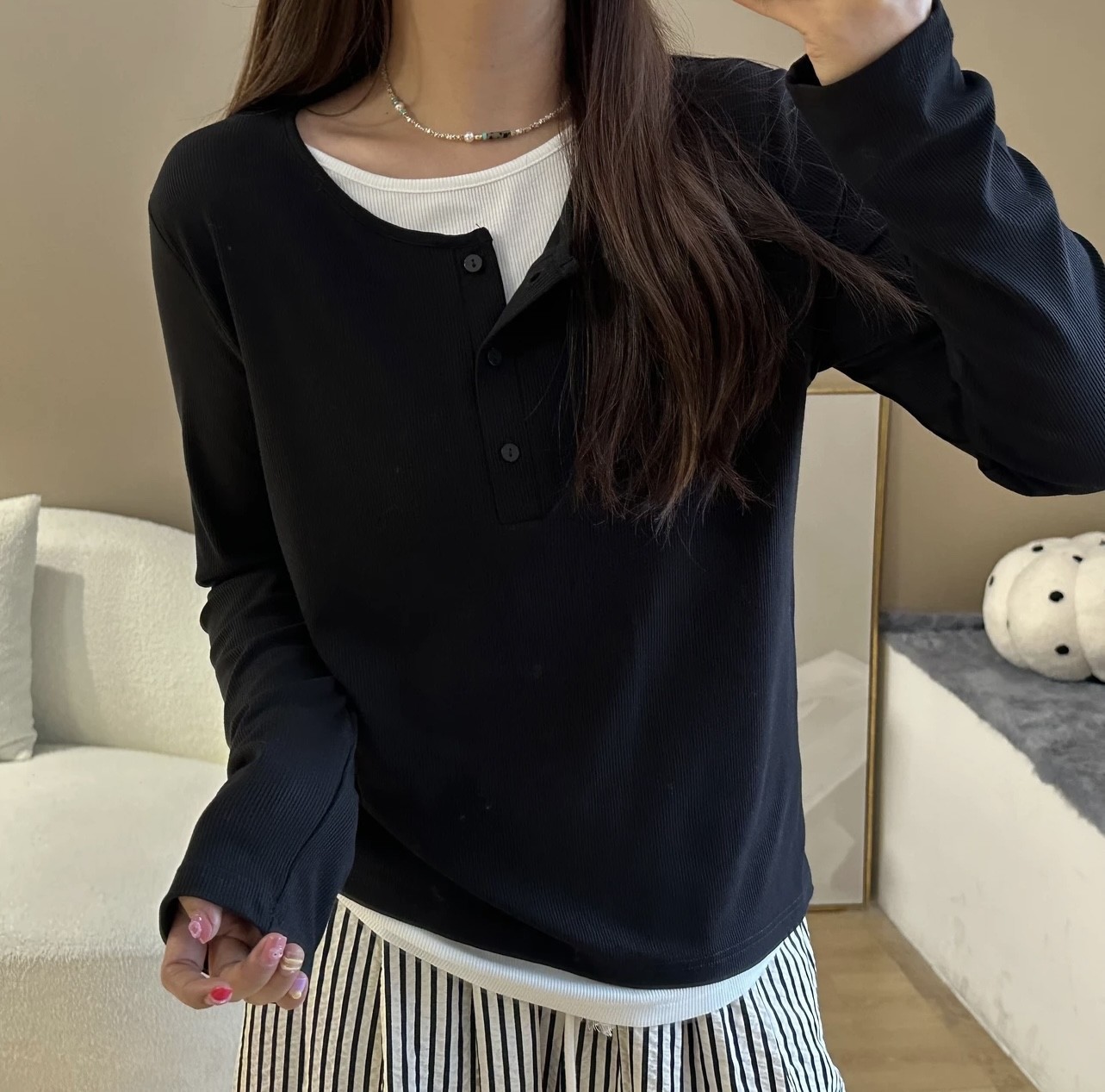 直播热卖原厂小排扣纯色显瘦长袖圆领黑白假两件T恤女秋冬打底衫详情4