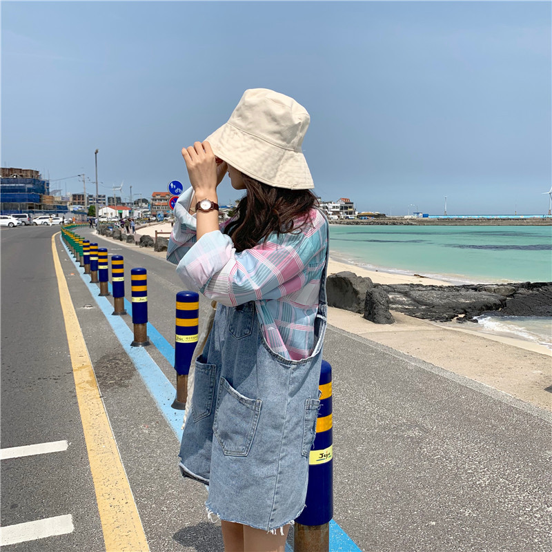 The new light-colored denim overalls for women in summer are super popular among Internet celebrities. The loose, rolled-up wide-leg pants are trendy and make you look younger pic 13