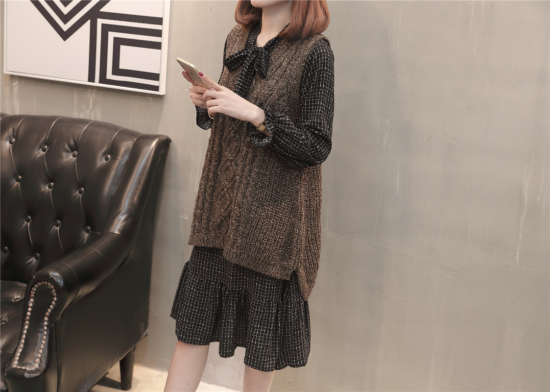 A new and stylish spring outfit for plus-size women, featuring a loose sweater, tank top and skirt that accentuates your figure pic 36