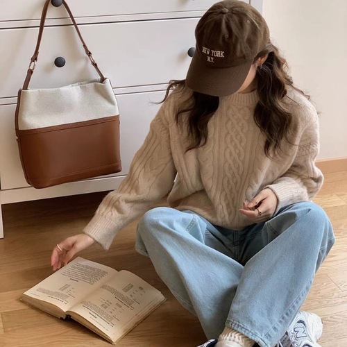 This autumn and winter round-neck leather label candy-colored pullover sweater is a unique Korean style for women, paired with a loose and slimming knitted top pic 14