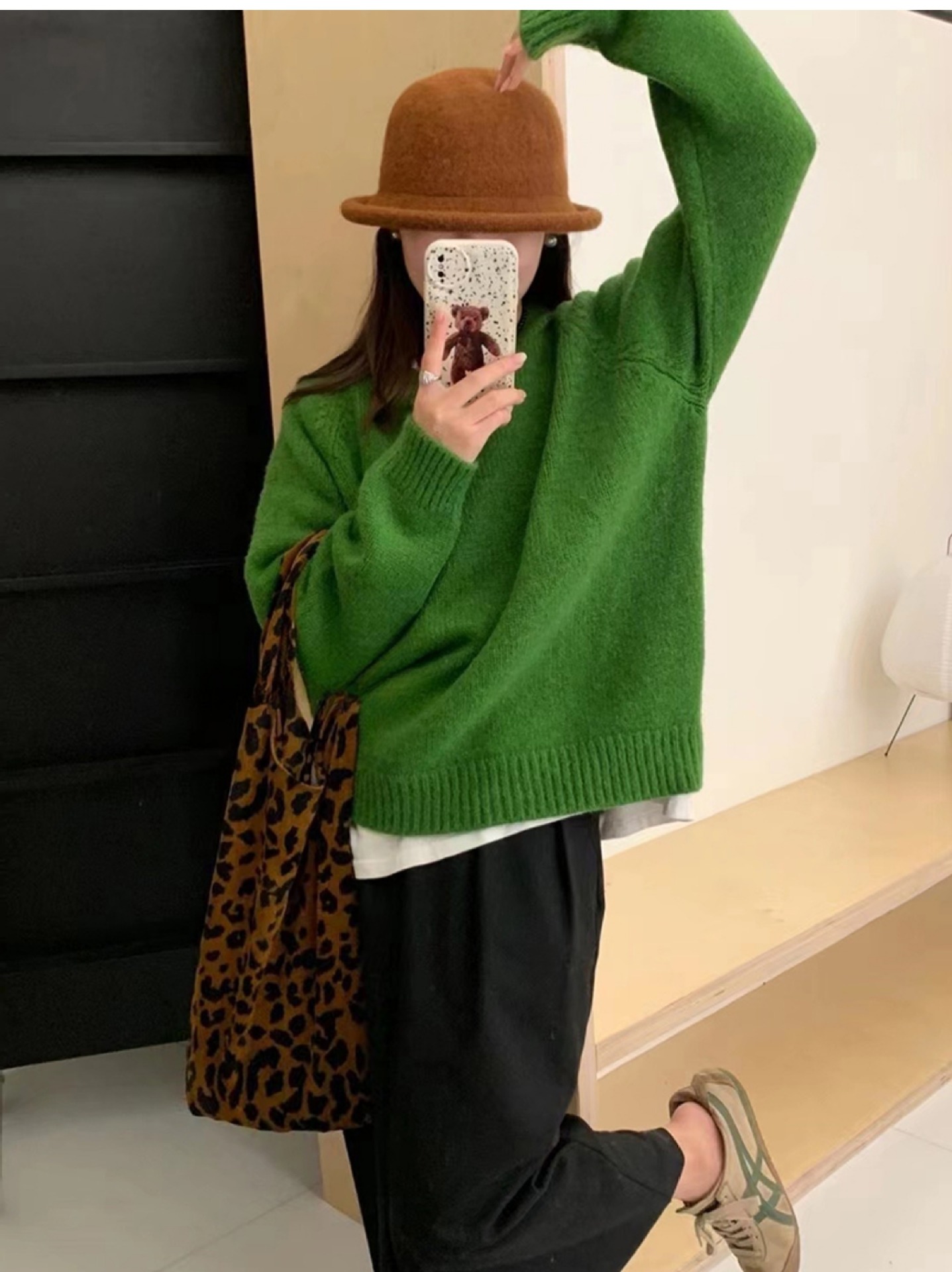 This autumn and winter round-neck leather label candy-colored pullover sweater is a unique Korean style for women, paired with a loose and slimming knitted top pic 27