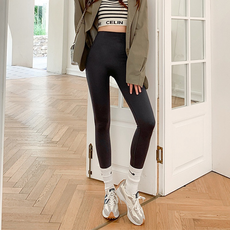 The 2022 autumn and winter new style base shirt for women is a semi-high-neck long-sleeved solid color with black fungus edges, paired with a fitted and warm German velvet top pic 11