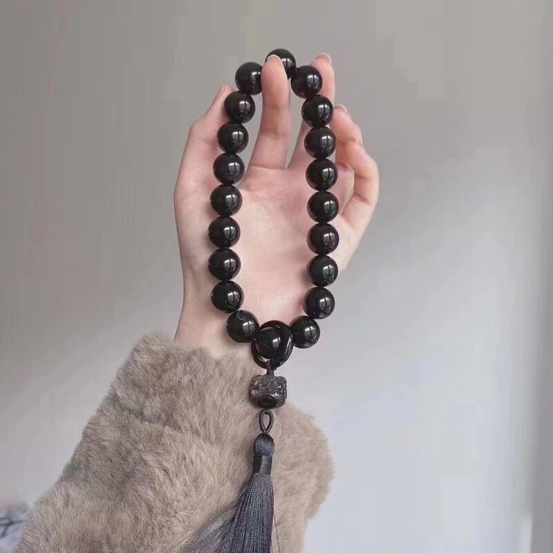 Qingqing Zijin holds a cultural and artistic bracelet that wraps around her fingers in a soft ancient style. This 18-seed prayer bead bracelet is a retro Hanfu accessory pic 32