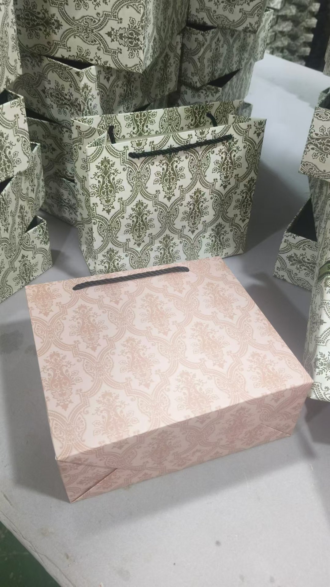 高端轻奢粉红礼物盒女神节伴手礼盒情人节礼品盒神秘紫色口红礼盒详情7