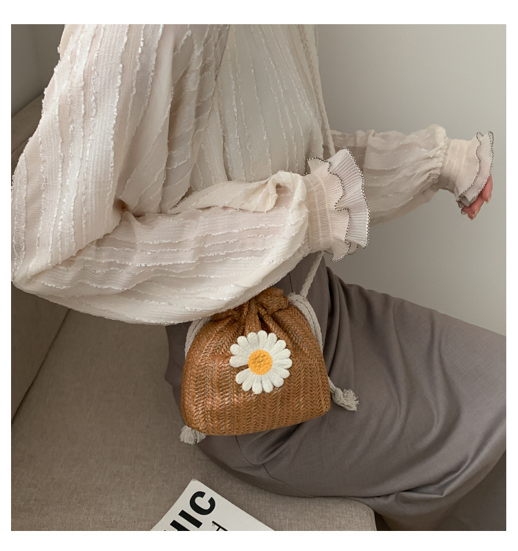 2021 new stylish drawstring bucket bag for women, Daisy woven bag, fashionable and compact mobile phone bag pic 4