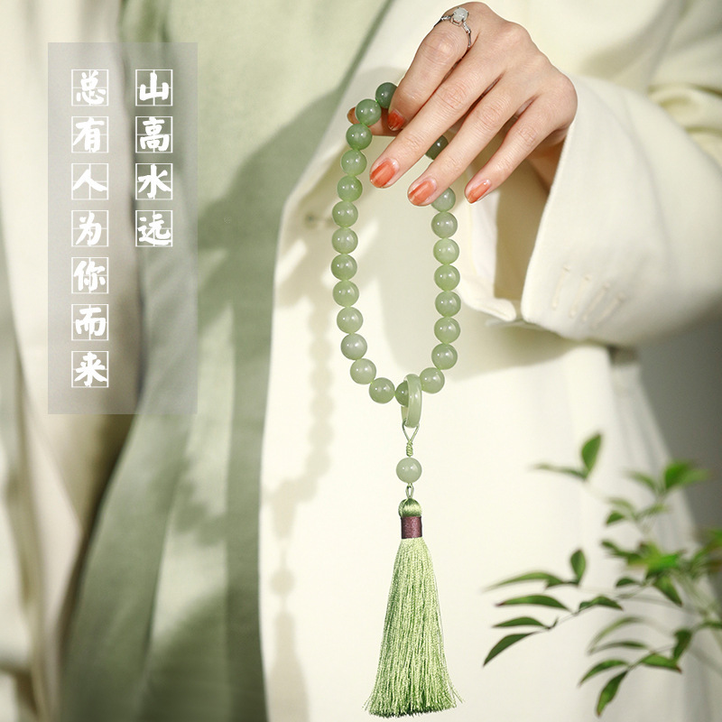 Qingqing Zijin holds a cultural and artistic bracelet that wraps around her fingers in a soft ancient style. This 18-seed prayer bead bracelet is a retro Hanfu accessory pic 10