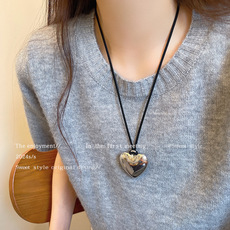 Four-leaf zircon flower titanium steel necklace with a cold and elegant female style, light luxury and niche design, collarbone chain, retro autumn and winter accessory pic 2