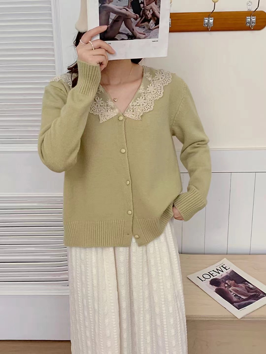 A new V-neck lace-trimmed long-sleeved knitted cardigan for women in the 2024 autumn/winter collection, paired with a loose and chic sweater jacket pic 6