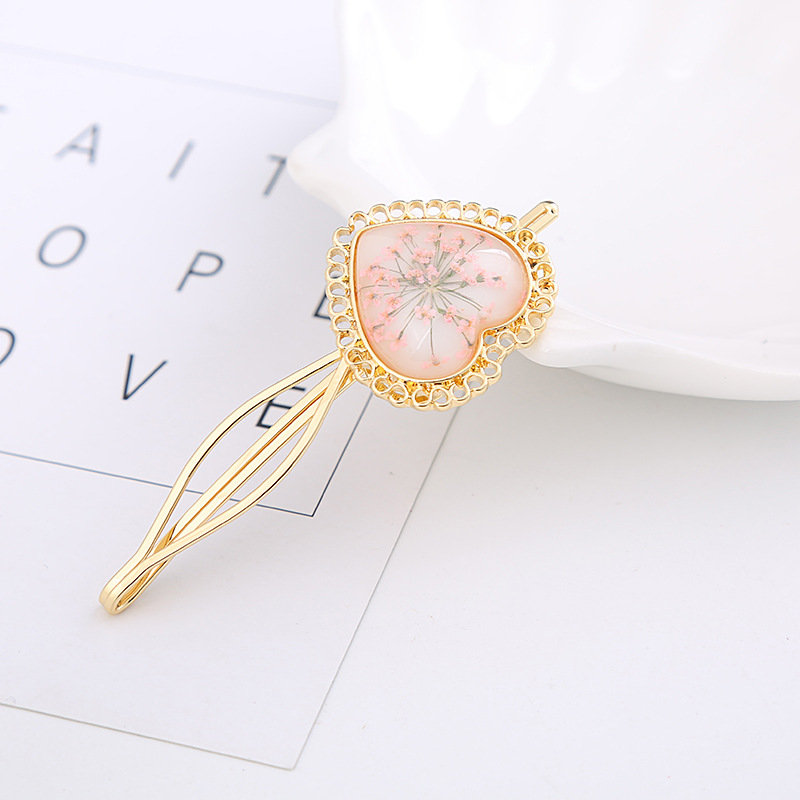 The 2020 Korean version of the new heart-shaped round dried flower hair clip is popular with side clips, straight clips and jelly-colored bangs pic 3