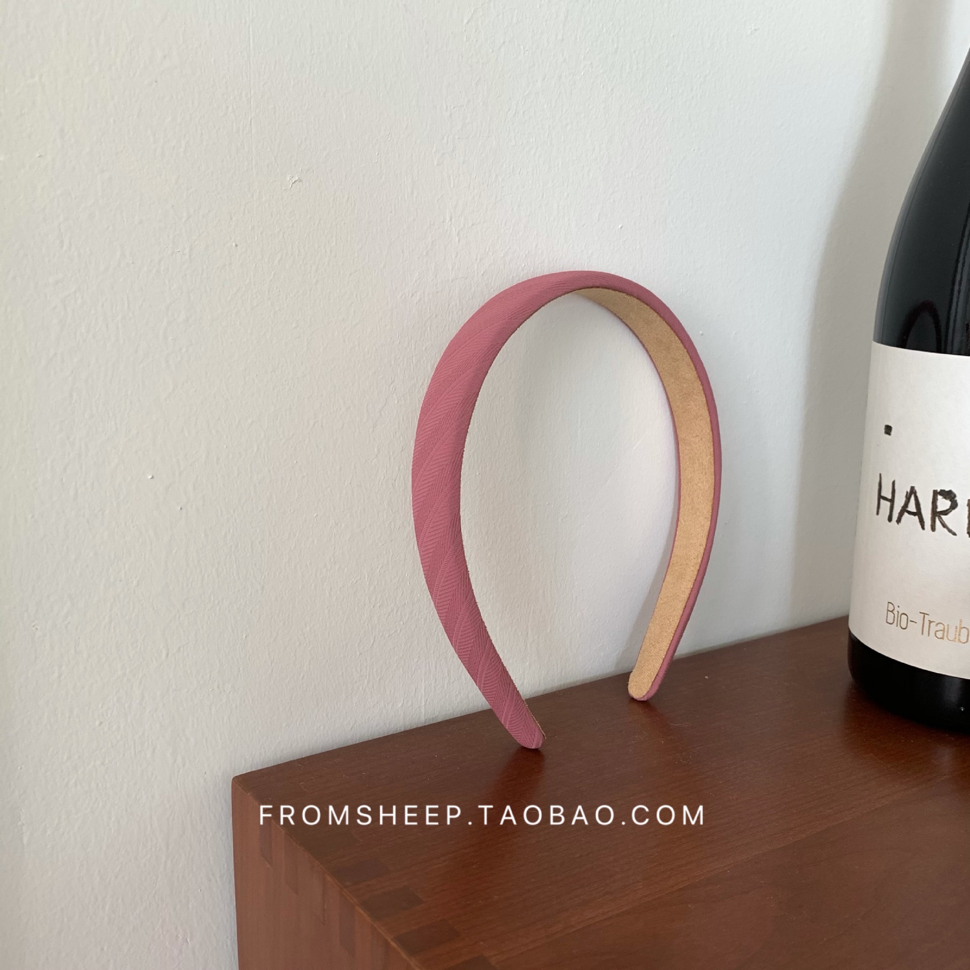 Korean-style hairbands for women in 2025 are trendy and versatile for going out. The headband is simple and elegant, and the hairpin is a popular online hair accessory with wide edges and a sweet look pic 56