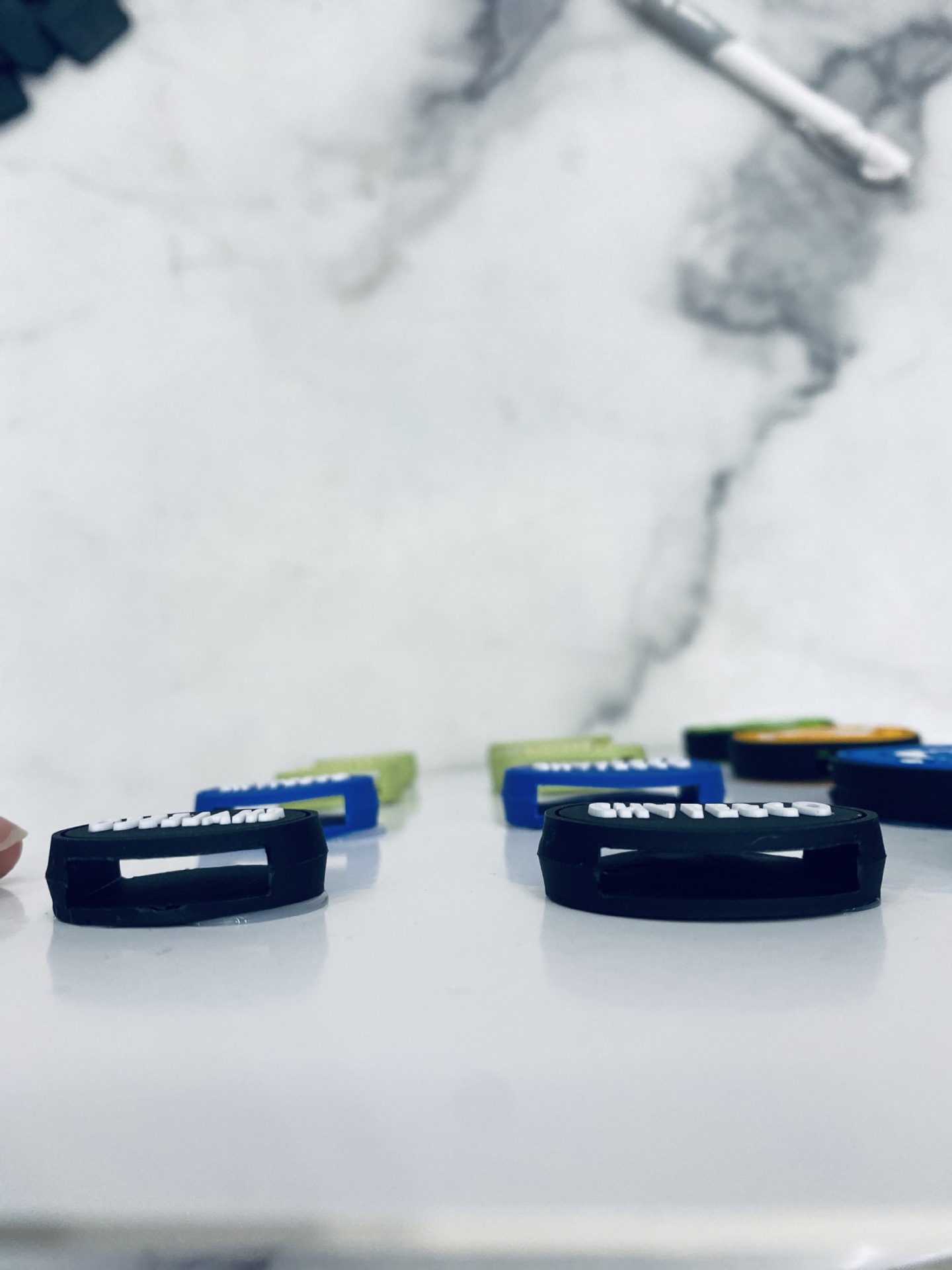 A 30-year-old store offers cartoon silicone leather labels, drop-molded labels, soft rubber headphone labels, and handcrafted DIY custom accessories in stock for wholesale pic 9