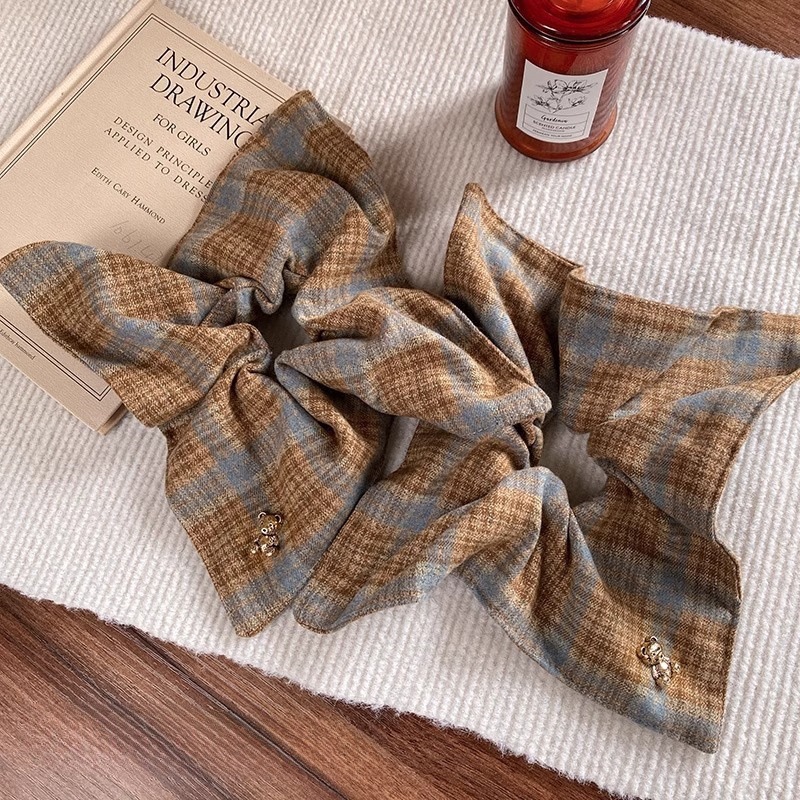 A retro French large intestine hair band for a woman with a simple and elegant ponytail bun. A hair tie, hair band, hair band and hair accessory for a woman pic 3