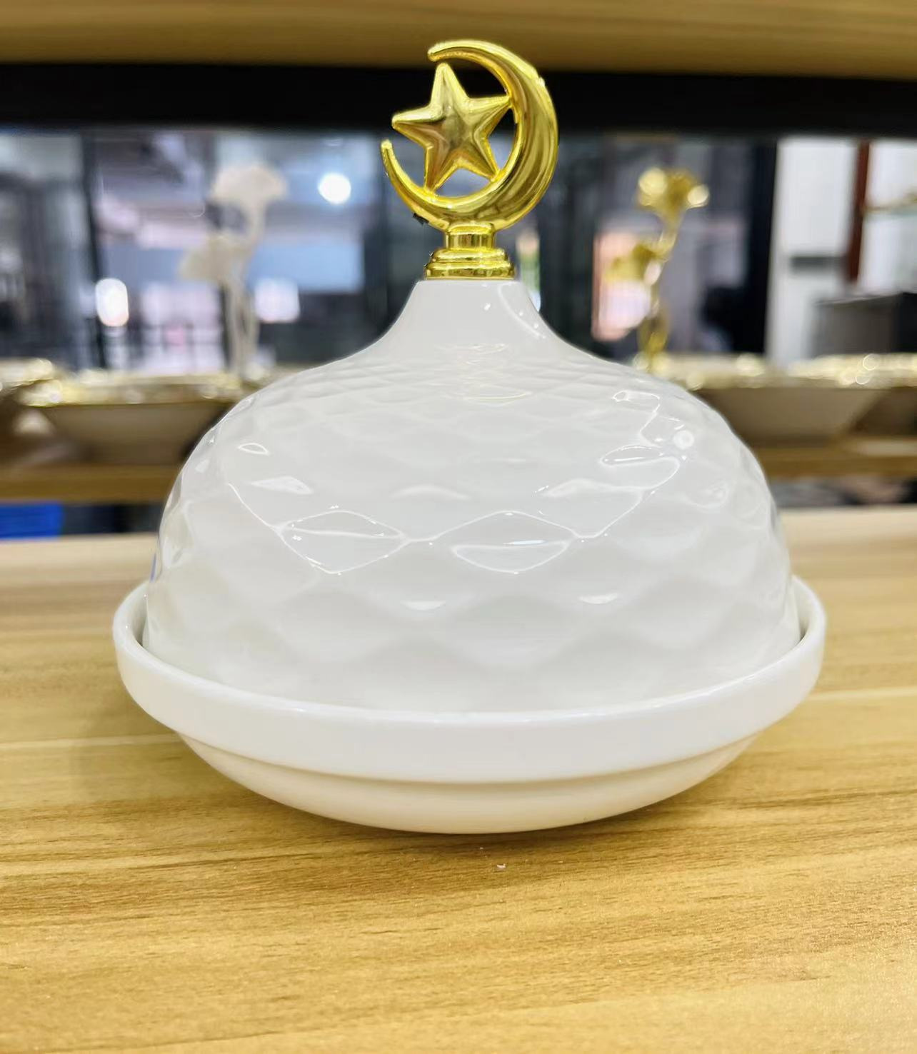 Light luxury home furnishings: multi-compartment fruit plates, dessert prints, covered bowls, European-style golden ceramic tea cups and plates, porcelain pic 24