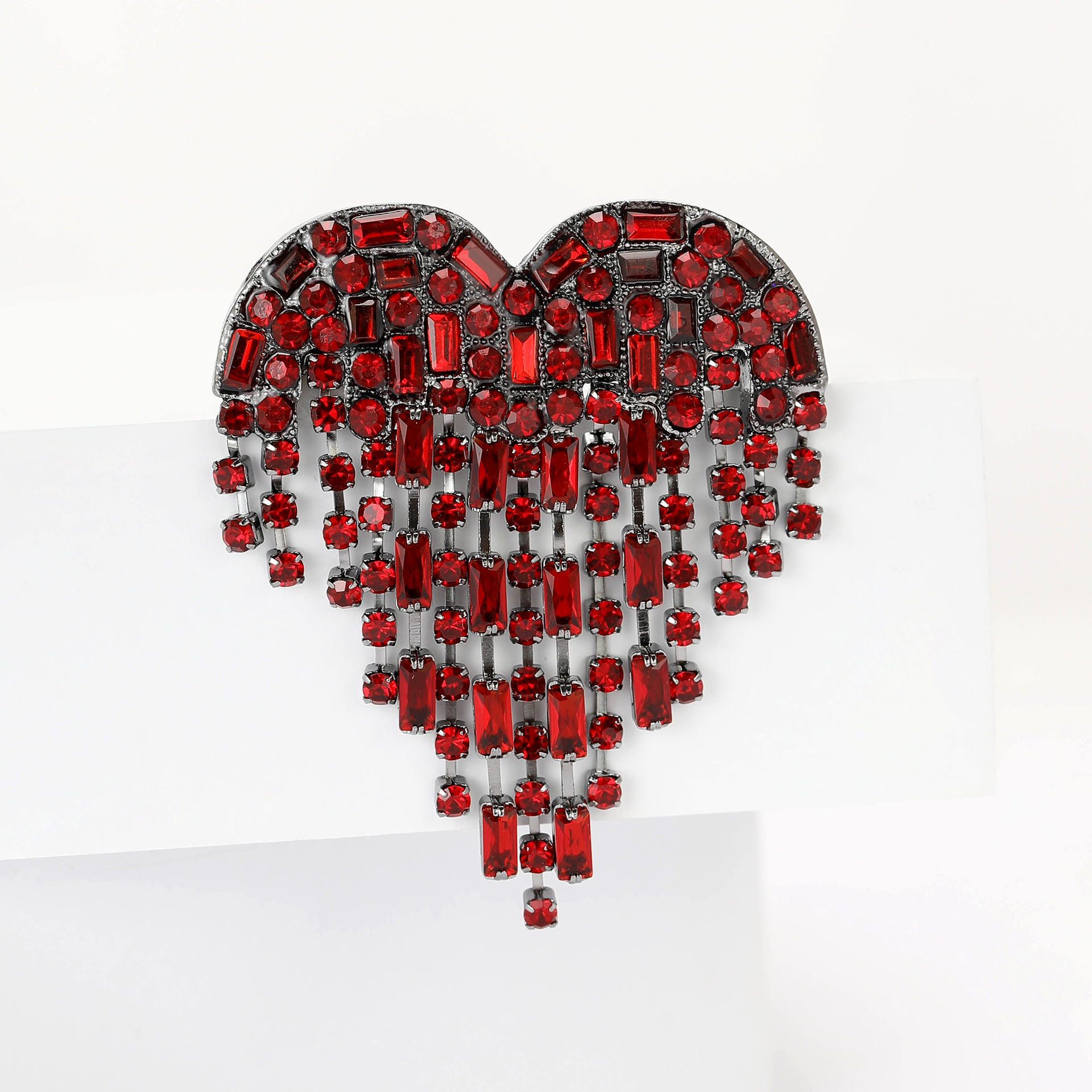 Korean-style high-end fashionable tassel heart-shaped grab chain brooch, elegant clothing accessory brooch pin manufacturer wholesale pic 6